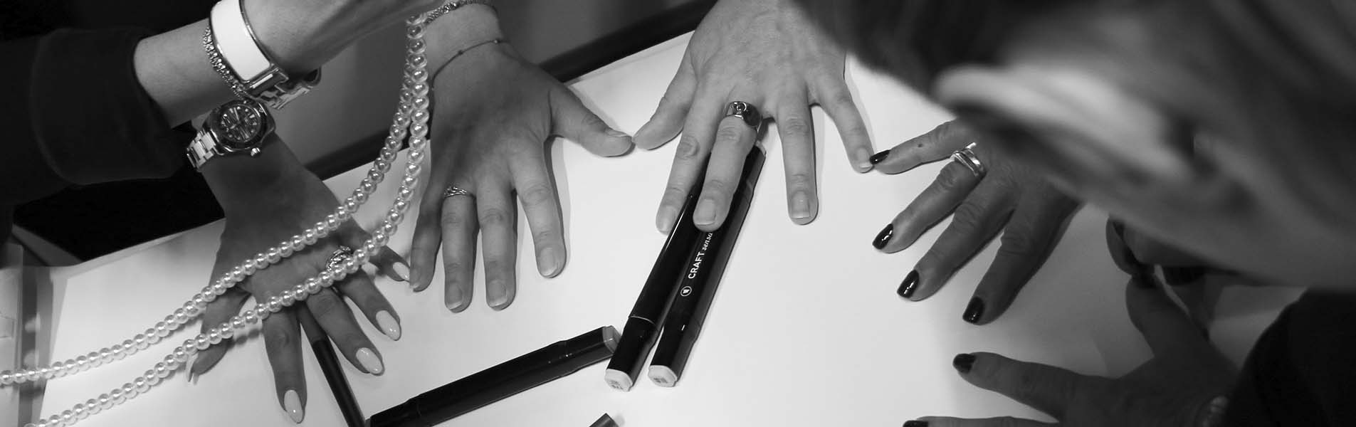 Mains sont posées sur une table et entouré de feutre