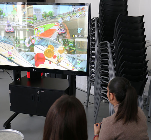 Etudiants qui jouent à Mario Kart.