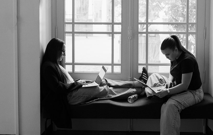 Deux étudiantes qui travaillent.