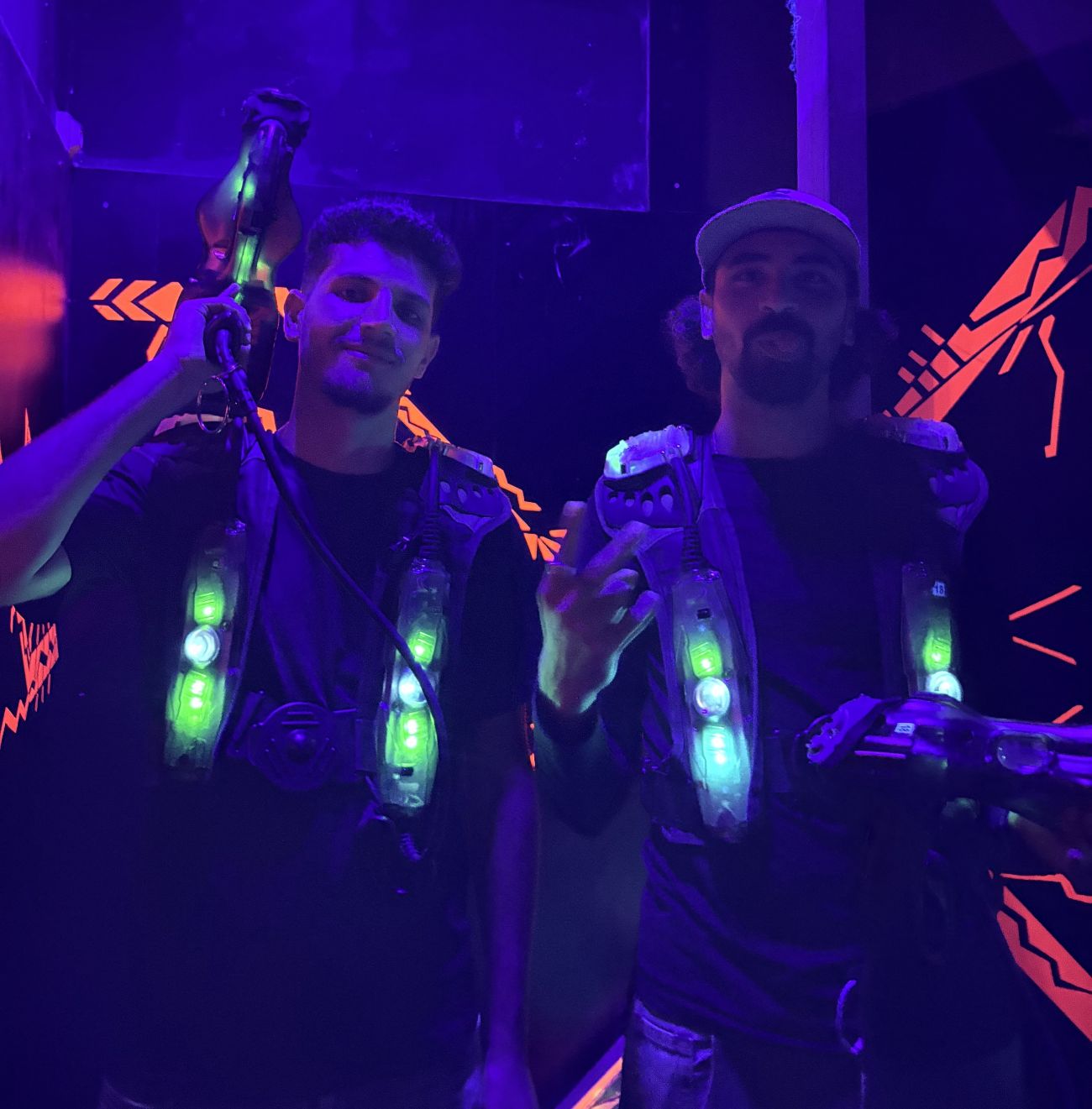 Des étudiants en tenue au lasergame