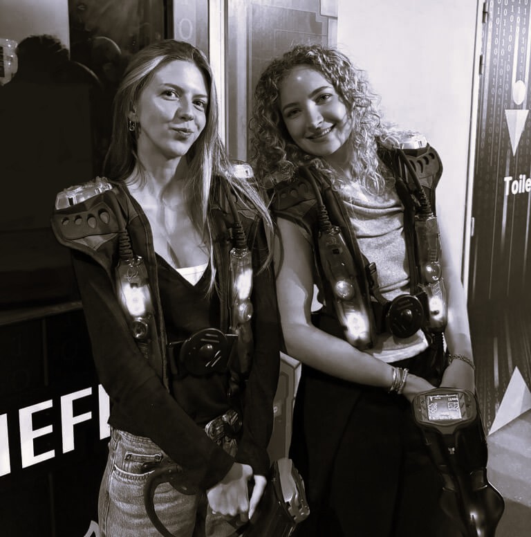2 étudiantes du master au lasergame 