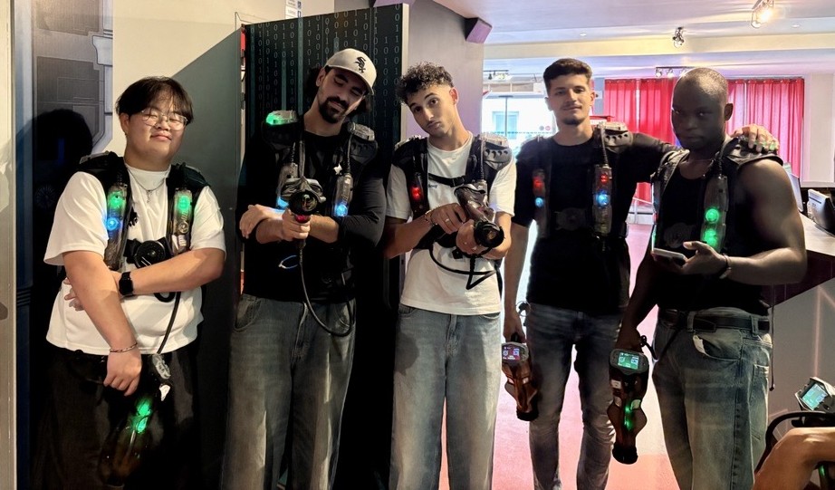 Groupe d'étudiants au lasergame qui font une pose 