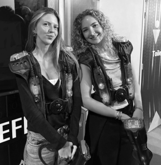 Groupe de filles au laser game