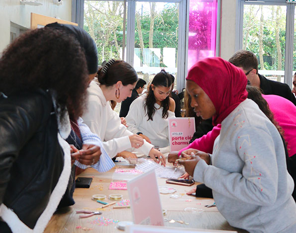 Étudiants autour d'une table qui font des activités et discutent.