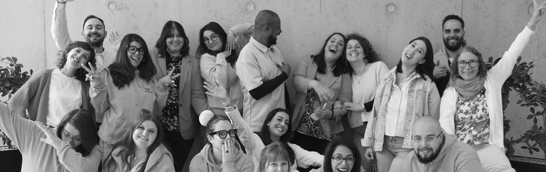 Photo tous en rose du staff et des étudiants.