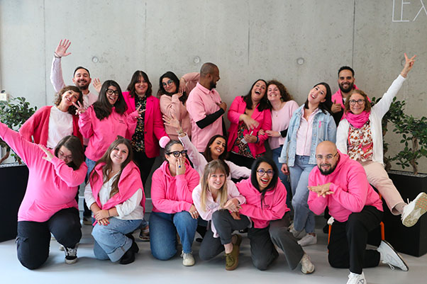 Photos tous en rose avec le staff et les étudiants.